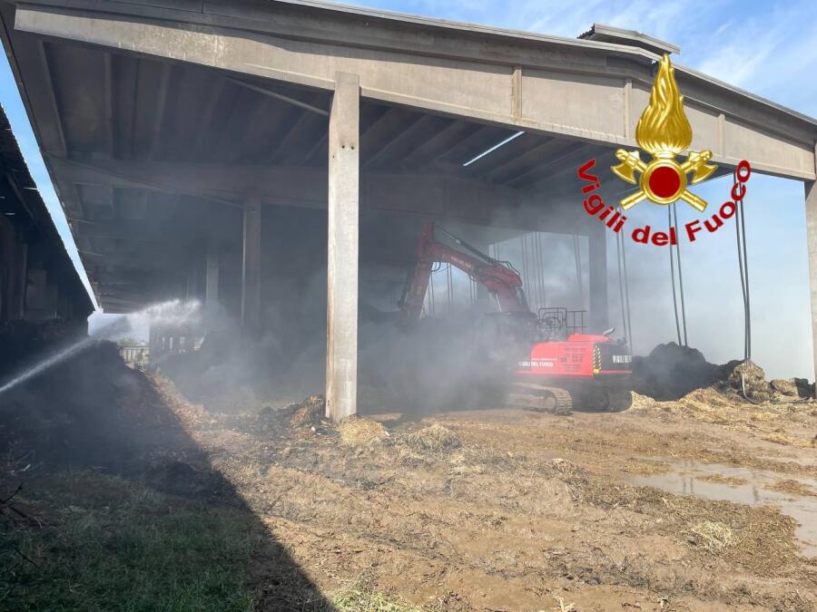 Incendio di vaste proporzioni a Offanengo, le fasi dell'intervento dei vigili del fuoco presso cascina Tirone
