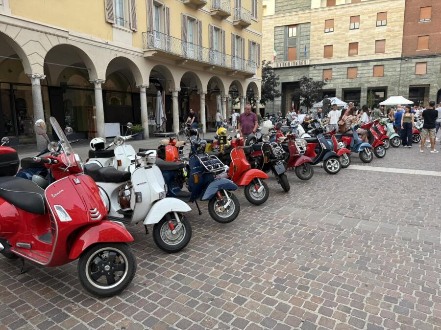 Oltre 200 appassionati in vespa per il raduno organizzato dal C.A.V.E.C.
