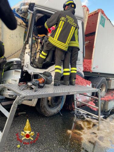 I vigili di Cremona estraggono camionista incastrata nelle lamiere dopo serio incidente in A21