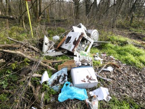 Picenengo, rifiuti abbandonati a cielo aperto